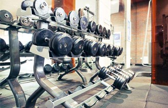 充分利用自由器材，讓增肌變得高效與全面